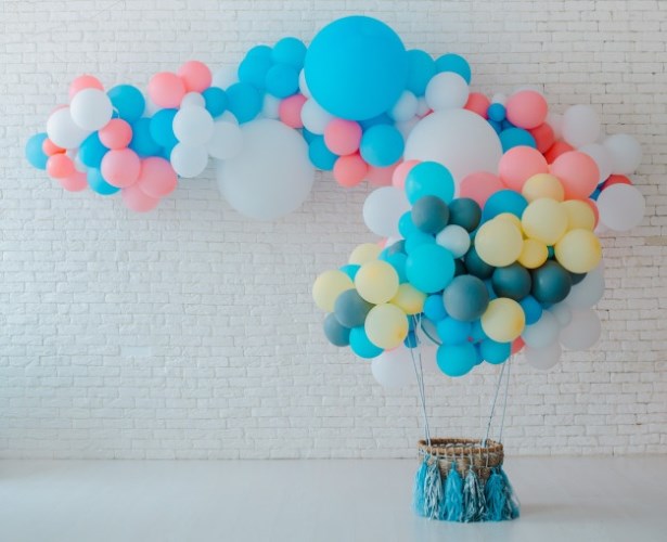 Comment faire une arche de ballons tropicale pour un anniversaire ?