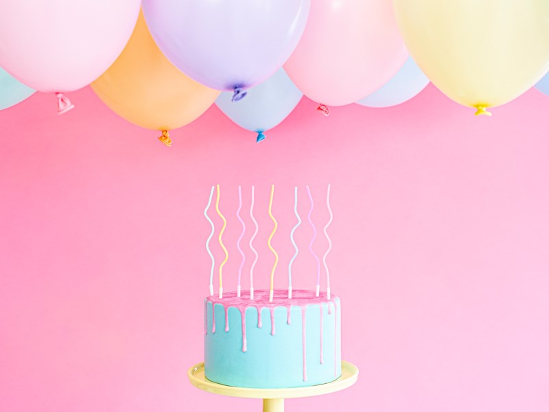 Décorer une table d'anniversaire avec des confettis – Sparklers Club