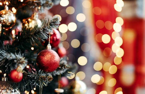 Idée déco ! Des tables de fêtes féeriques avec nos couronnes de Noël - Blog  Noël Chic : conseils déco & sapin de Noël