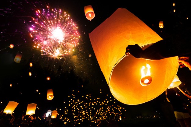 Lanterne volante colorées - Les lanternes volantes, l'animation poétique  d'une soirée fantastique - Elle