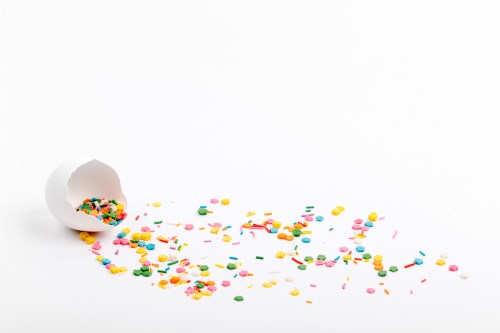 Décorer une table d'anniversaire avec des confettis – Sparklers Club