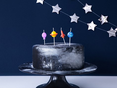 Une Image De Concept D'un Gâteau D'anniversaire Avec La Bougie